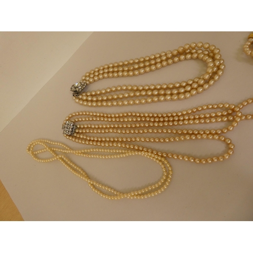 273 - Multi-strand simulated pearl necklaces 