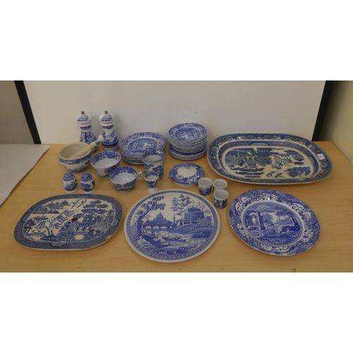 281 - Blue and white china: to include a pair of Spode salt and pepper mills 