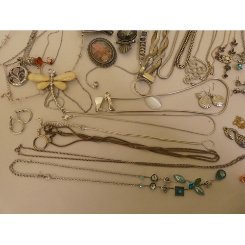 305 - Costume jewellery: to include a white metal pendant necklace 