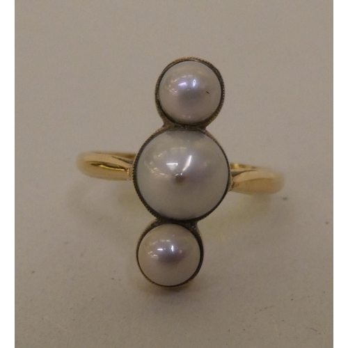 336 - A 9ct gold ring, set with three pearls 