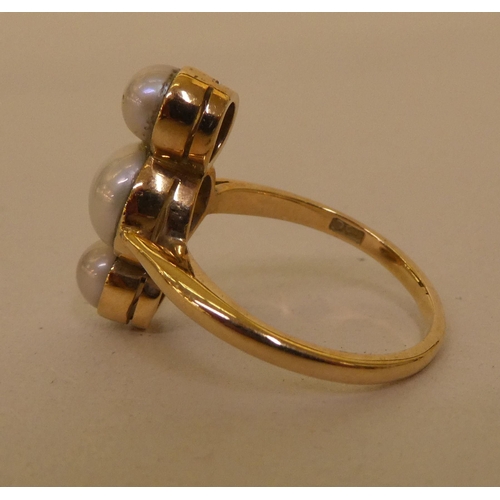 336 - A 9ct gold ring, set with three pearls 