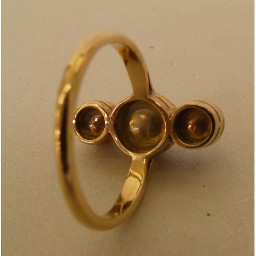 336 - A 9ct gold ring, set with three pearls 