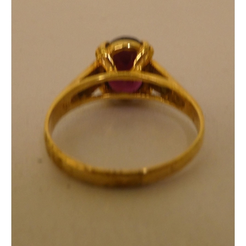 337 - A 9ct garnet set ring 