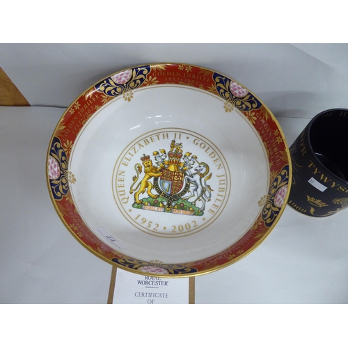 77 - Royal Commemorative china: to include a Royal Worcester Limited Edition 456/1000 Elizabeth II Golden... 