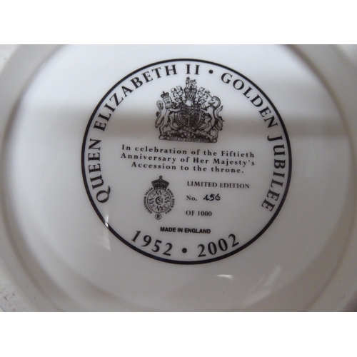 77 - Royal Commemorative china: to include a Royal Worcester Limited Edition 456/1000 Elizabeth II Golden... 