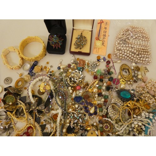 340 - Costume jewellery: to include yellow metal bangles