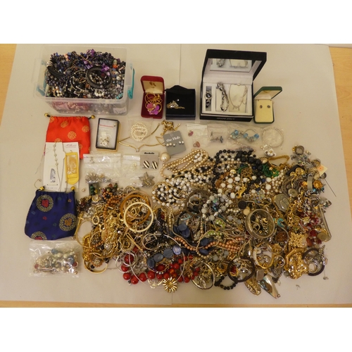 339 - Costume jewellery: to include bead necklaces