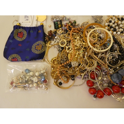 339 - Costume jewellery: to include bead necklaces