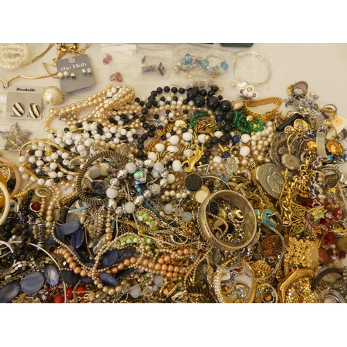 339 - Costume jewellery: to include bead necklaces