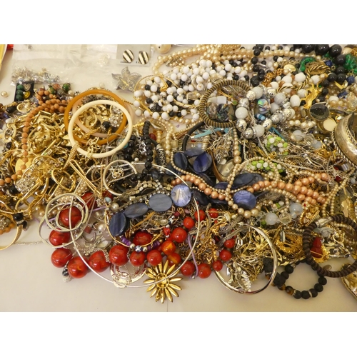 339 - Costume jewellery: to include bead necklaces