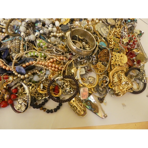 339 - Costume jewellery: to include bead necklaces