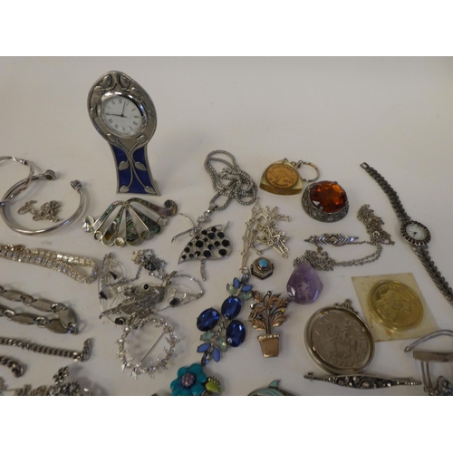 175 - White metal and other costume jewellery: to include brooches