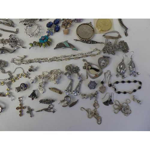 175 - White metal and other costume jewellery: to include brooches