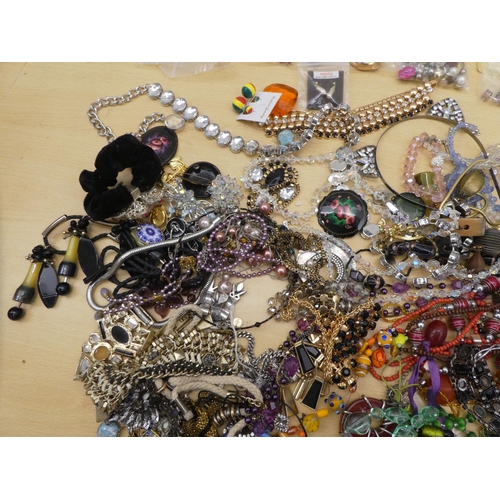 180 - Costume jewellery: to include bead necklaces