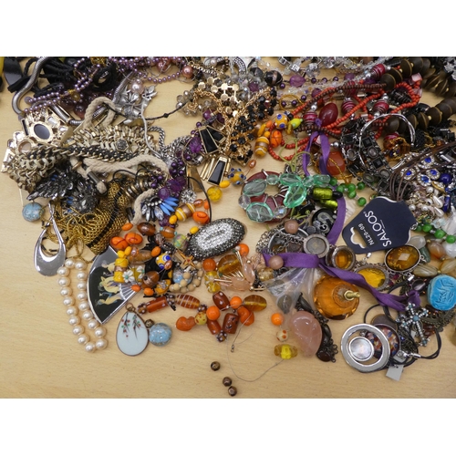 180 - Costume jewellery: to include bead necklaces