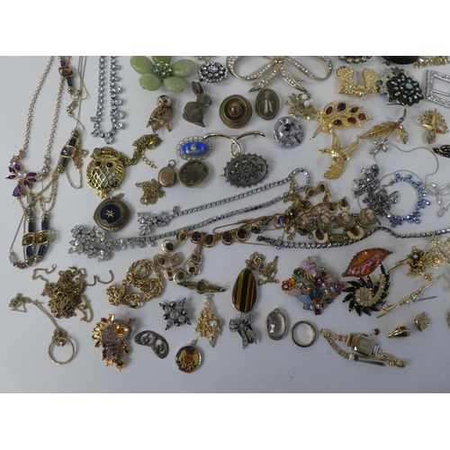 184 - Costume jewellery, mainly brooches, set with coloured stones