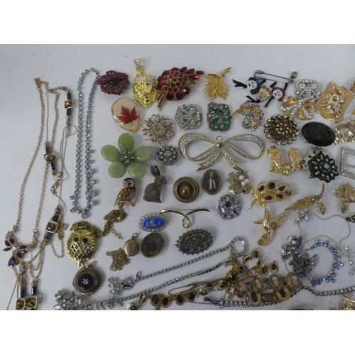 184 - Costume jewellery, mainly brooches, set with coloured stones