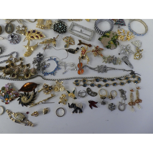 184 - Costume jewellery, mainly brooches, set with coloured stones