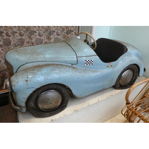 271 - A 1950s cast metal Austin J40 pedal car