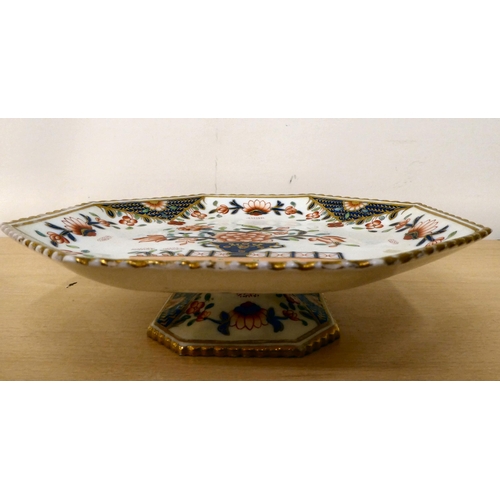 117 - Ceramics: to include an early 19thC pearlware plate, decorated with a Chinese inspired landscape&nbs... 