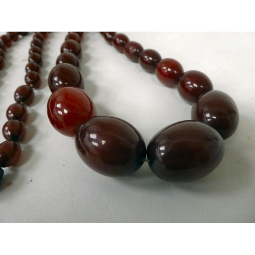 17 - A graduated amber coloured bead necklace