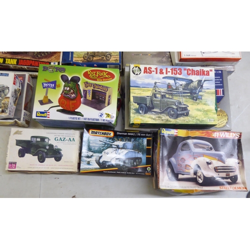 18 - Model kits, various scales: to include by Essdale Models, a 'Supermarine S5 Schneider Racer'; and a ... 