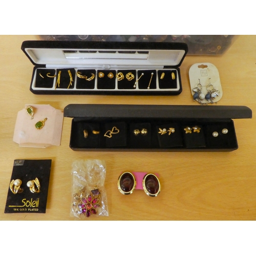 19 - Costume jewellery: to include brooches; earrings; and rings