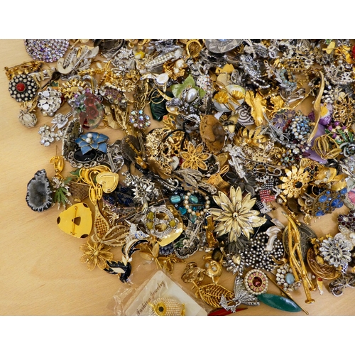 24 - Costume jewellery: to include brooches; and pin badges