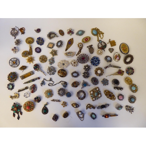 Modern brooches: to include examples featuring glass and stone ornament