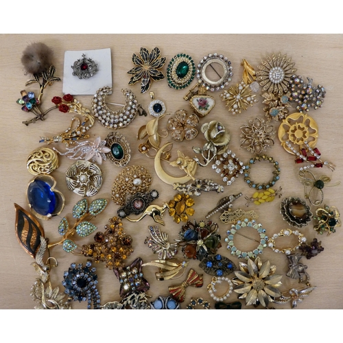 31 - Costume jewellery, mostly brooches: to include an example set with dark red stones