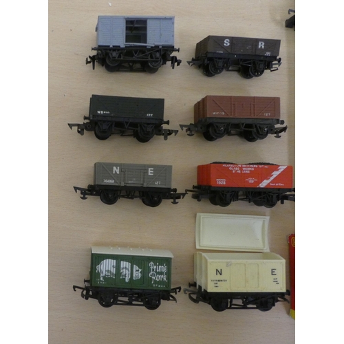 40 - 00 gauge model railway accessories: to include a Bachmann passenger coach  boxed