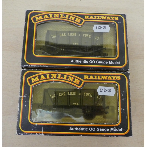 40 - 00 gauge model railway accessories: to include a Bachmann passenger coach  boxed