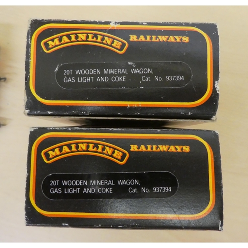 40 - 00 gauge model railway accessories: to include a Bachmann passenger coach  boxed