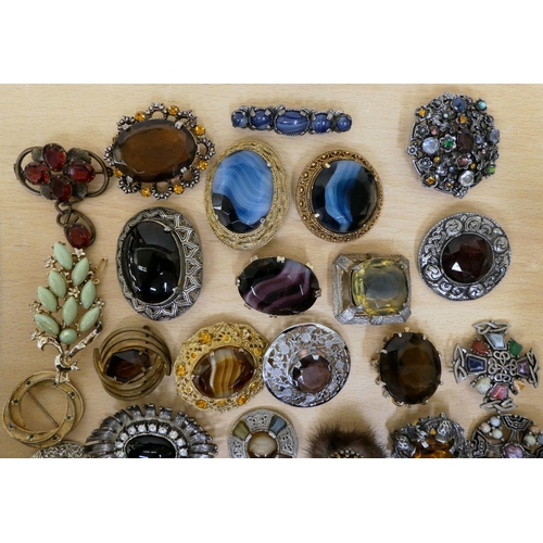 41 - Costume jewellery: to include a Celtic style brooch, set with multi-coloured stones