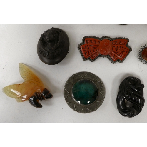 5 - Victorian and later jewellery: to include a shell carved cameo brooch, depicting a Roman soldier