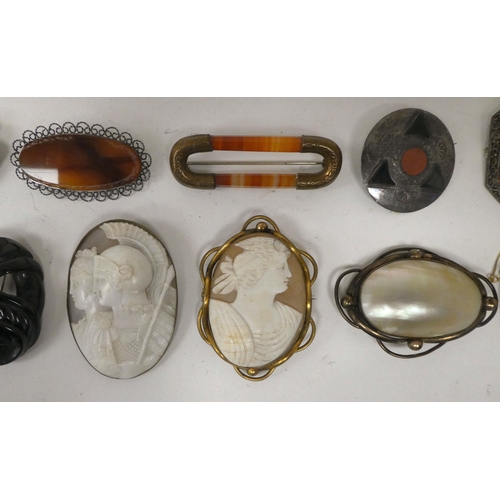 5 - Victorian and later jewellery: to include a shell carved cameo brooch, depicting a Roman soldier