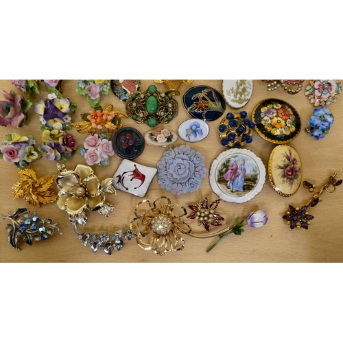 51 - Costume jewellery: to include a floral brooch, set with purple stones