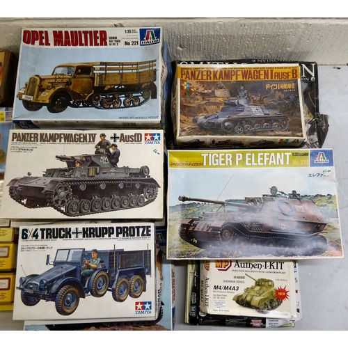 106 - 1/35 and 1/32 scale model kits: to include  'Panzer IV' by Italeri; and a 'Gaz-60' by Tonda&nbs... 