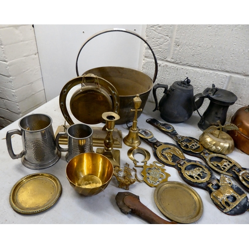 107 - 19thC and later functional metalware: to include horse brasses; and kettles