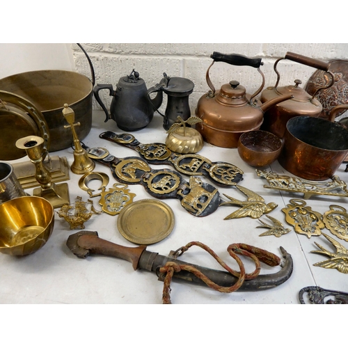 107 - 19thC and later functional metalware: to include horse brasses; and kettles