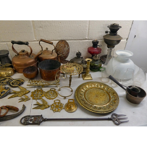 107 - 19thC and later functional metalware: to include horse brasses; and kettles