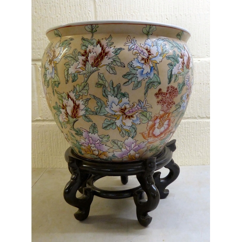 137 - A modern Chinese porcelain jardinière, decorated with fish, on stand  11