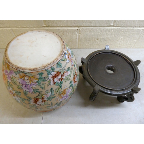 137 - A modern Chinese porcelain jardinière, decorated with fish, on stand  11