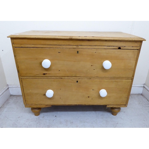 139 - An early 20thC pine two drawer dressing chest, raised on turned legs  25