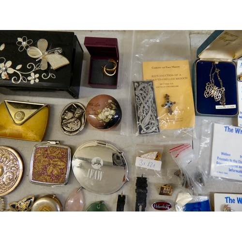 194 - Costume jewellery and items of personal ornament: to include pin badges; and necklaces