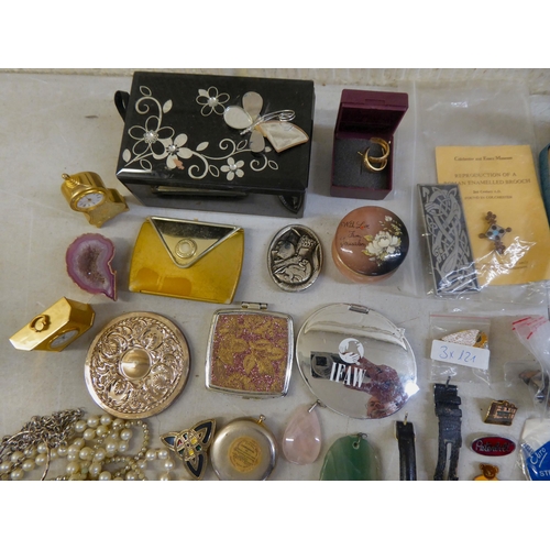 194 - Costume jewellery and items of personal ornament: to include pin badges; and necklaces