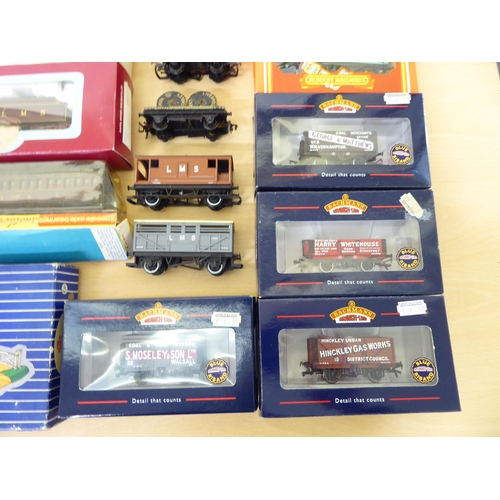 230 - Hornby, 00 gauge and other model railway related accessories