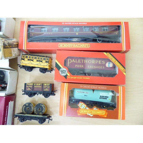 230 - Hornby, 00 gauge and other model railway related accessories