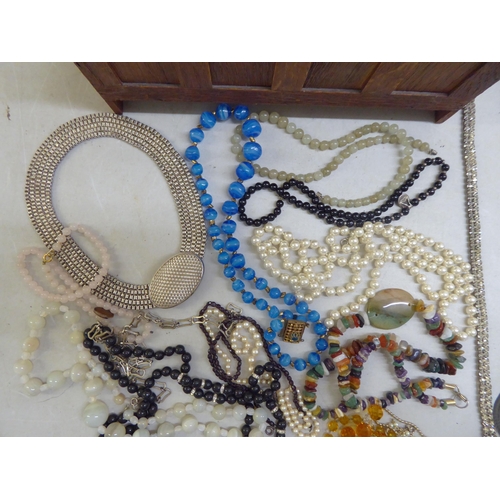 5 - Costume jewellery and personal ornament: to include simulated pearls and jade coloured beads