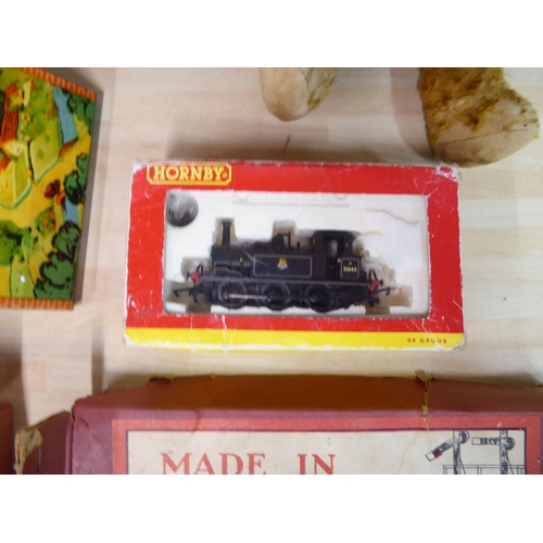 114 - A mixed lot: to include model railway accessories